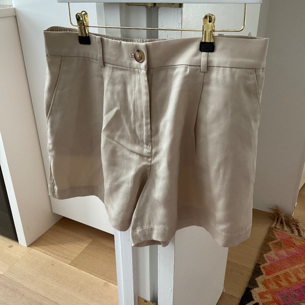 Women’s Khaki pleated shorts size 8